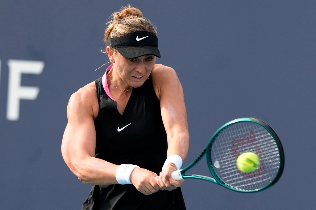 Paula Badosa, de España, regresa ante Aryna Sabalenka, de Bielorrusia, durante el torneo de tenis del Abierto de Miami, el 22 de marzo de 2024, en Miami Gardens, Florida. Foto Ap