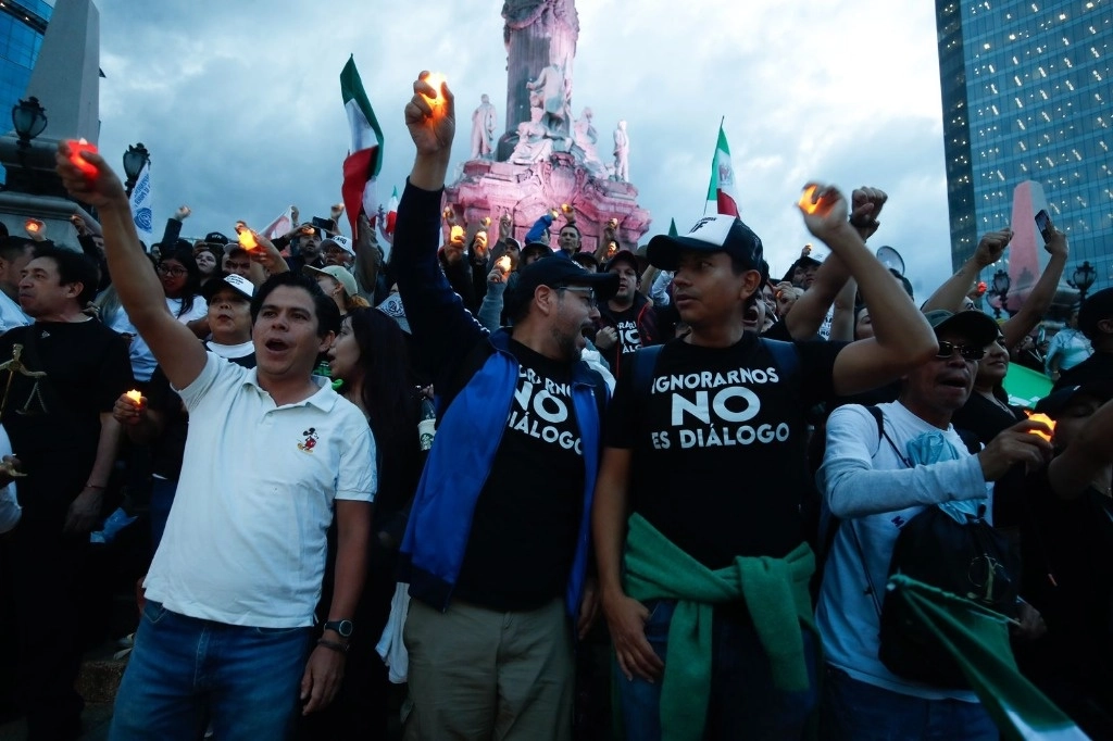 Trabajadores del PJF durante la protesta en el Ángel de la Independencia. Foto Cristina Rodríguez