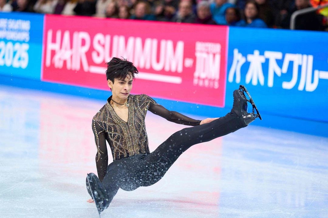 El patinador jalisciense tuvo una falla al ejecutar un salchow cuádruple, que lo hizo perder el equilibrio y caer. 
