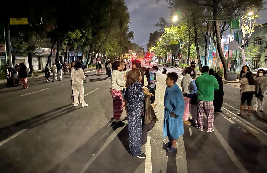 Debido a la réplica sísmica de magnitud 6.9 registrada en la madrugada del jueves, cientos de capitalinos evacuaron sus viviendas en pijamas. Foto Víctor Camacho