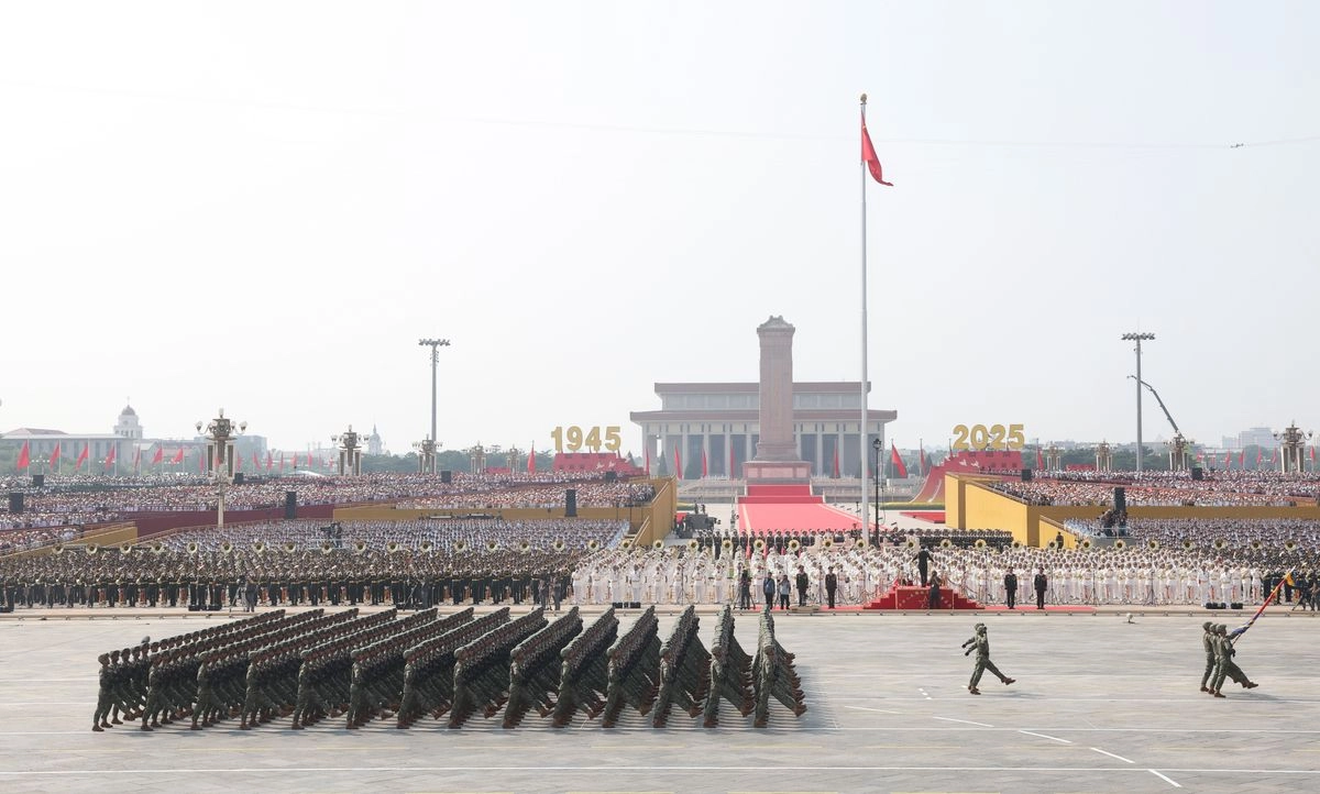 Elementos militares marcharon finamente sincronizados y rectos en la Plaza de Tiananmen en Pekín, China, el 3 de septiembre de 2025. Foto 