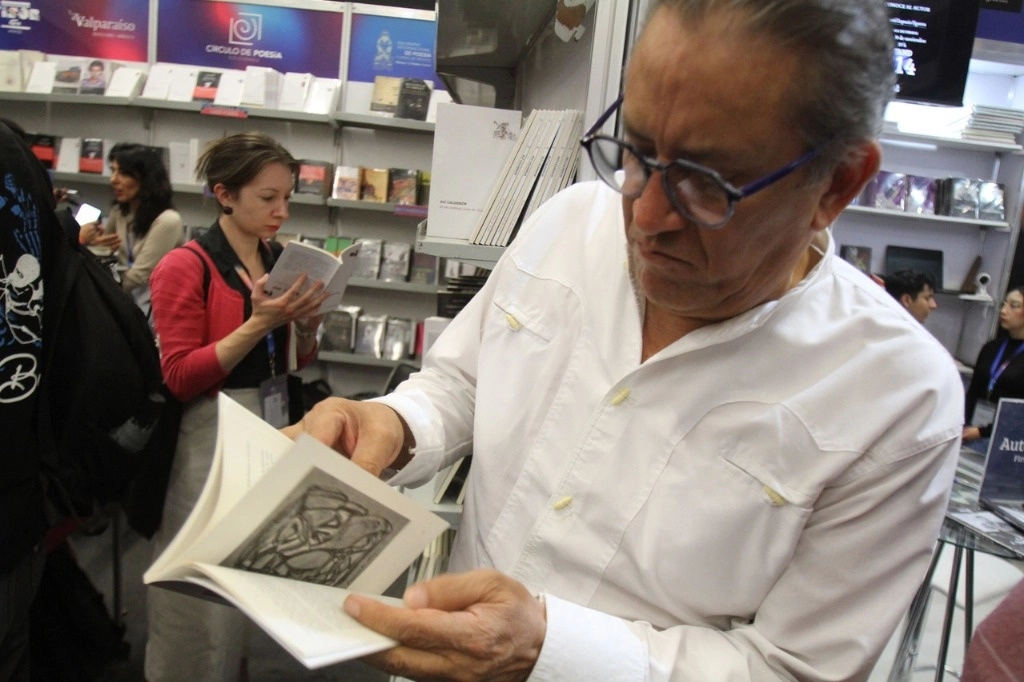 Antonio Heras publicó en 1984 su primer plaquette de poesía Cuerpo de todos los días y sus textos literarios formaron parte de los performances y montajes coreográficos presagio de aguacero, Crónica de una gata lejana, radio Frontera: el lenguaje de los sueños y Gazín y la piñata mágica. Foto Arturo Campos