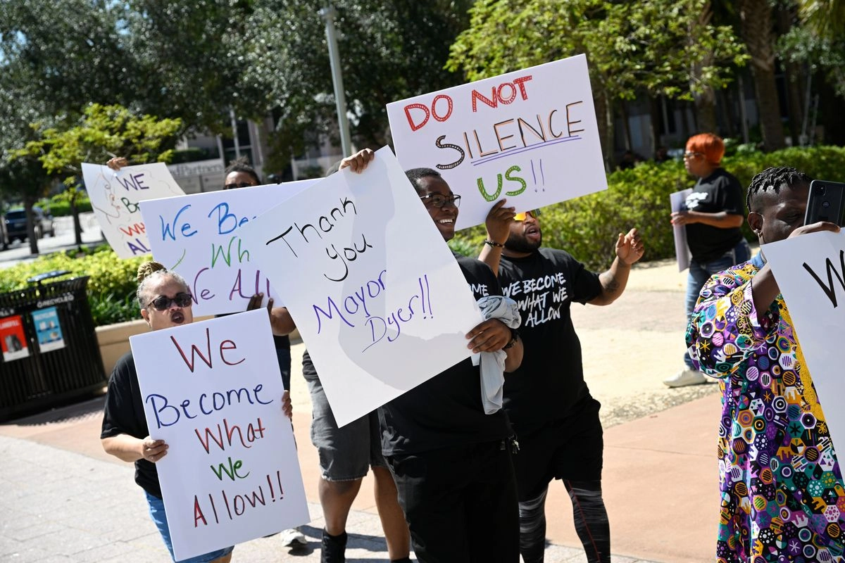 Miembros de la comunidad se manifiestan con carteles agradeciendo al alcalde Dyer y a los funcionarios de la ciudad de Orlando por su denuncia y los instan a seguir presionando ante todas las omisiones que se están produciendo durante una protesta por la libertad de expresión, el viernes 19 de septiembre de 2025, en Orlando, Florida. Foto 