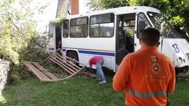 Una docena de lesionados dejó un choque entre camiones de la ruta 7 y la 13 que circulaban de Cuernavaca a Jiutepec, cerca de la preparatoria 1 de la Universidad Autónoma del Estado de Morelos. Foto ‘La Jornada’

