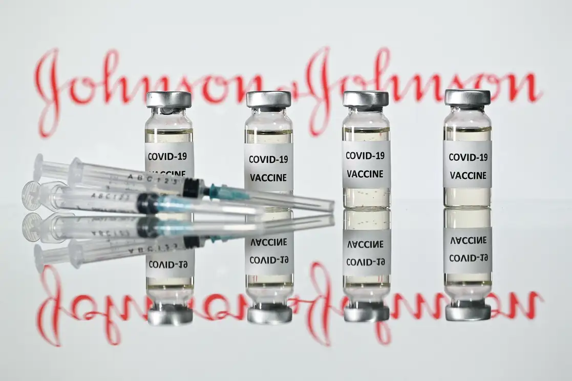 La vacuna contra Covid-19 de la compañía farmacéutica estadunidense Johnson & Johnson, es eficaz, incluso, contra las variantes de Sudáfrica y Brasil, según mostraron nuevos documentos publicados por la Administración de Alimentos y Medicamentos de ese país. Foto Afp / Archivo