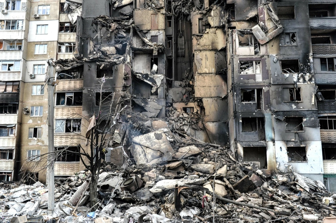 Edificio de departamentos destruido por los bombardeos de ayer en Kharkiv, la segunda ciudad más grande de Ucrania, mientras continúa la crisis de refugiados de más rápido crecimiento en Europa desde la Segunda Guerra Mundial, según la ONU. Foto Afp