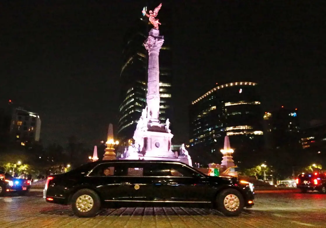 El paso del Cadillac negro por Reforma hacia Polanco. Foto María Luisa Severiano 




