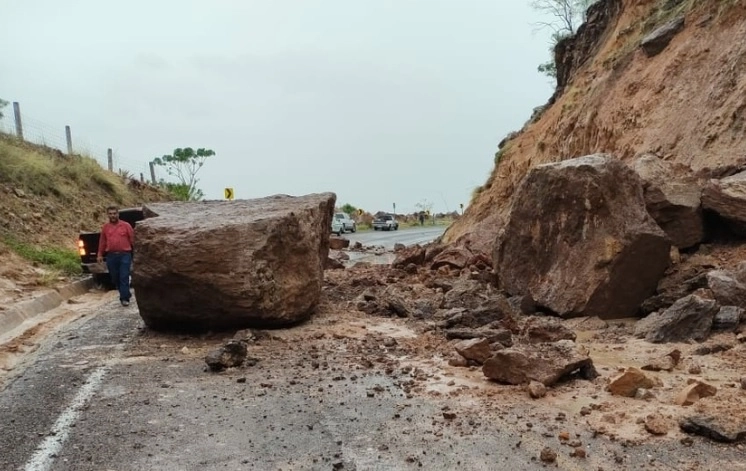 Las dos rocas cayeron en las casas, una de las cuales tenía techo de lámina y en la que al parecer se encontraban la joven mujer y la bebé que resultaron heridas. Foto La Jornada