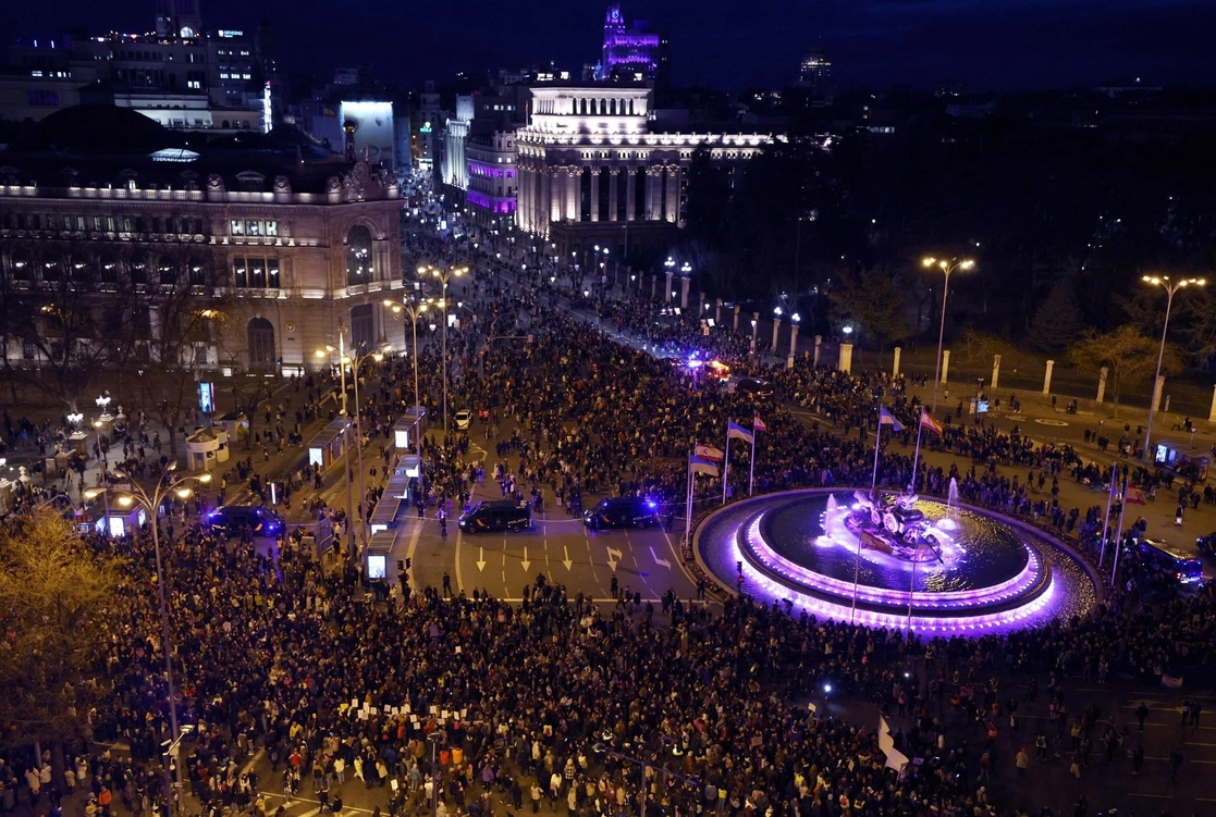 Miles de personas se reúnen en la Plaza de Cibeles durante la movilización por el Día Internacional de la Mujer, en Madrid. Foto Afp 