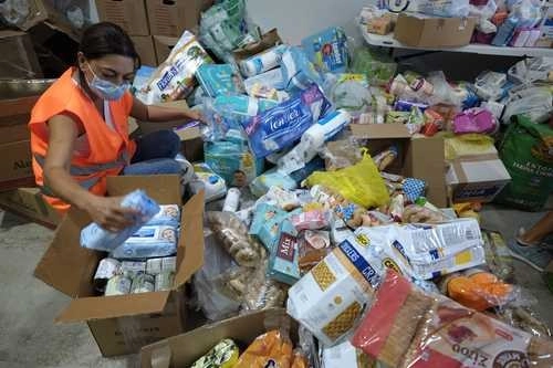 Una voluntaria de la Feria Estatal de Chipre empaca alimentos que se enviarán a Líbano. Foto Ap