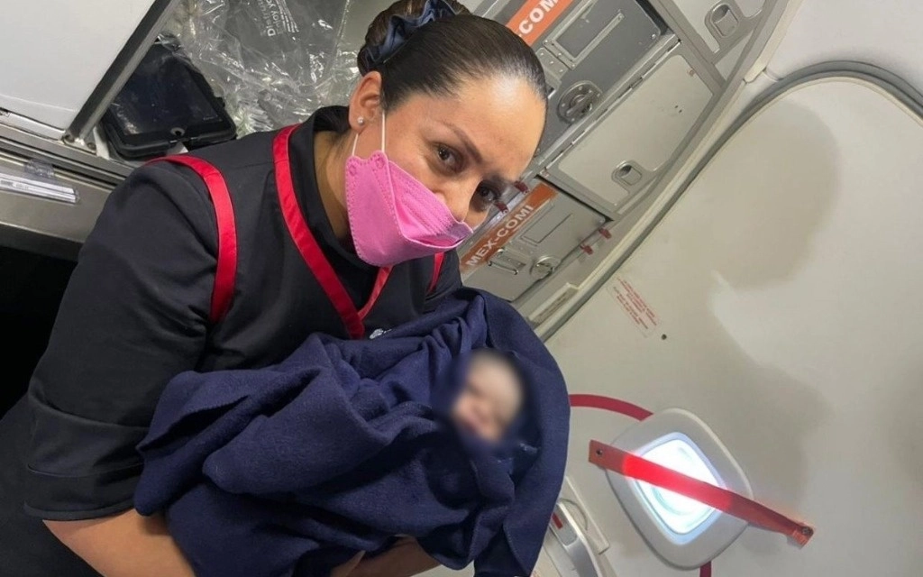 A una hora de haber despegado del Aeropuerto Internacional de la Ciudad de México, una de las pasajeras informó al personal del vuelo que estaba a punto de parir. Imagen Difundida en redes sociales
