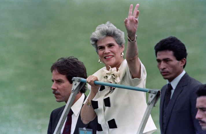 Doña Violeta no sólo fue la primera mujer en alcanzar la presidencia del país por el voto popular, sino que su triunfo se dio en medio de una guerra civil. Foto 