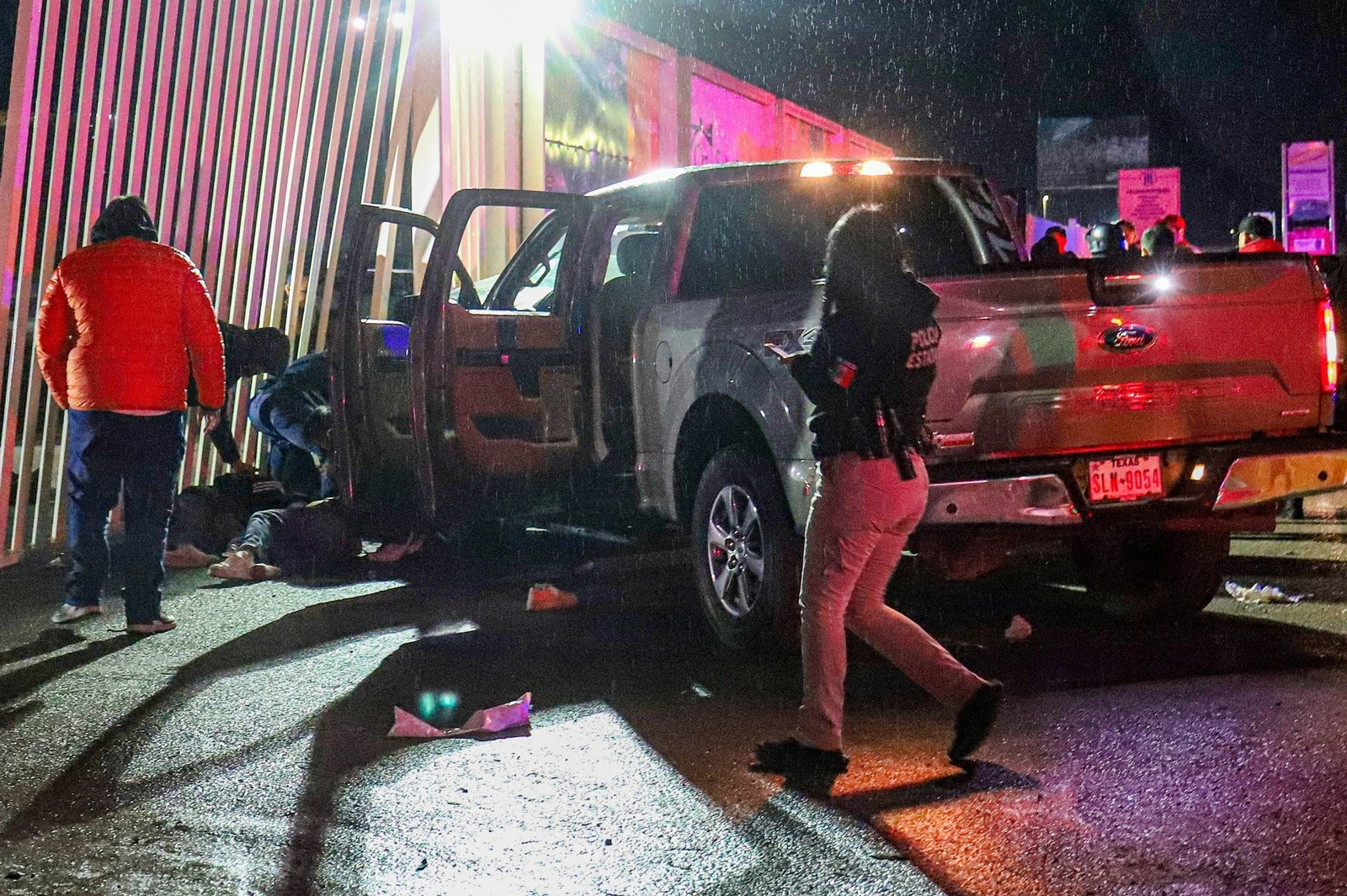 Una mujer murió y al menos ocho personas resultaron lesionados cuando fueron arrollados por una camioneta cuando se encontraban en un puesto de comida, afuera del Estadio TSM, en donde se había disputado el encuentro entre el Santos y Monterrey de la Liga MX, en Torreón, Coahuila, el pasado domingo 21 de enero de 2024. Foto Cuartoscuro 

