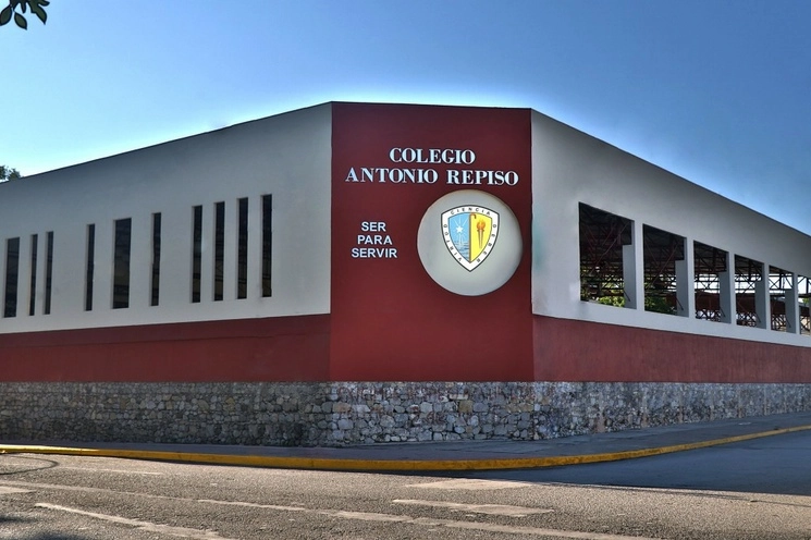 Personal de cuerpos de auxilio de Protección Civil, elementos de Tránsito local y policías de la Guardia Estatal acudieron a la escuela. Foto tomada de Facebook /soyrepiso