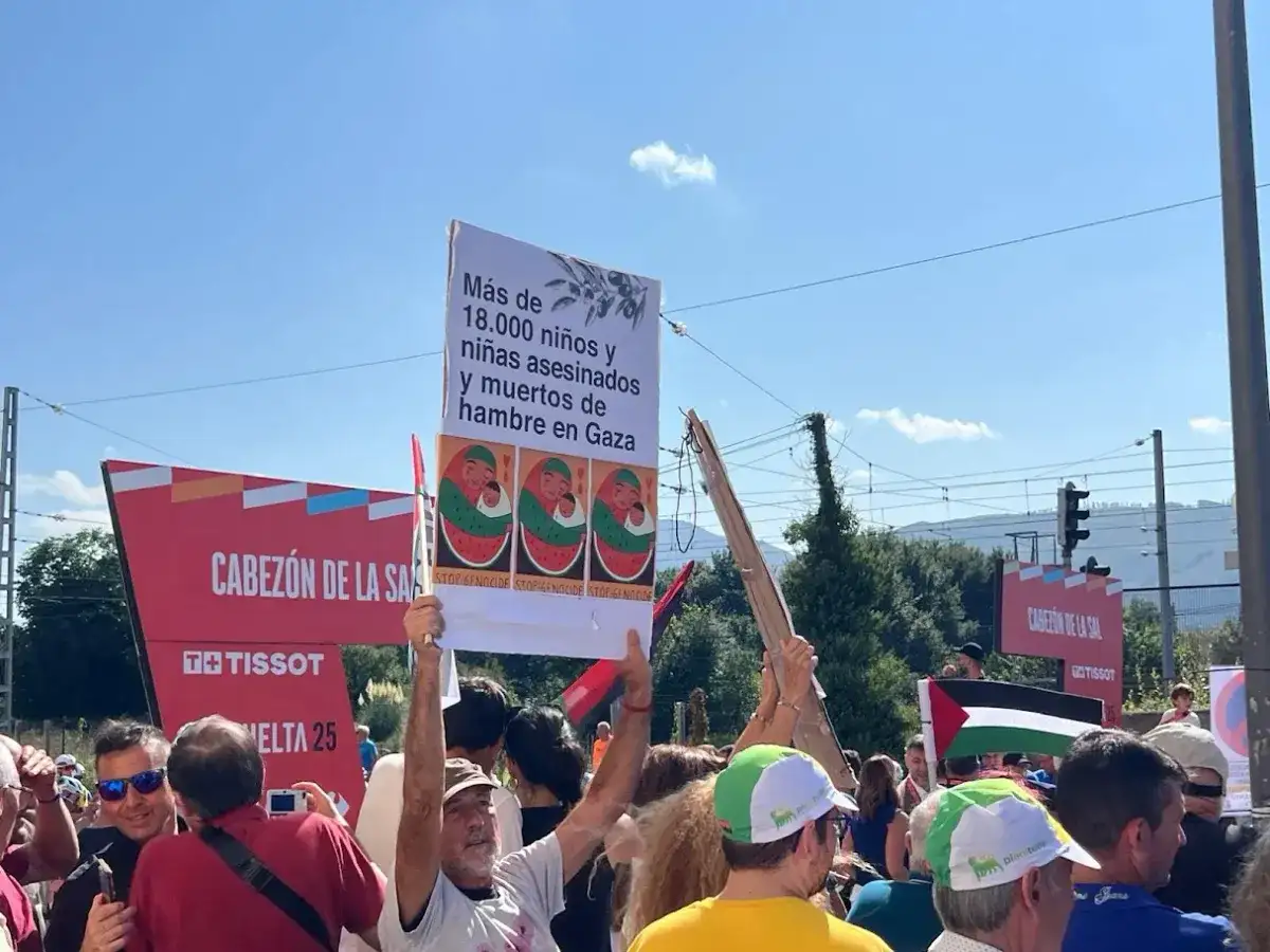 Con pancartas a favor de Palestina, manifestantes insisten en la expulsión del equipo israelí de la competición. Foto 