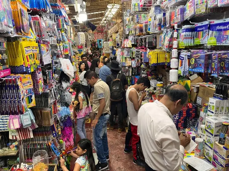 Padres de familia acudieron al Centro Histórico en busca de mejores precios para surtir la lista de útiles para el ciclo escolar 2023-2024. Foto Luis Castillo 