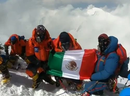 En esta captura de pantalla el momento en que, en todo un reto de paciencia, Badía Bonilla y Mauricio López, llegan a la cumbre del Annapurna.
