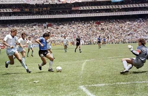 En México 1986, Maradona marcó el gol del siglo y a la vez logró una especie de revancha histórica al vencer a Inglaterra en cuartos de final. Foto Afp