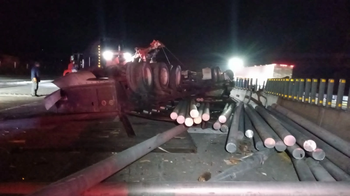 La madrugada de este miércoles se registró un accidente en la pendiente de la llamada Sierra Nevada de la autopista México-Puebla. Foto 'La Jornada' 