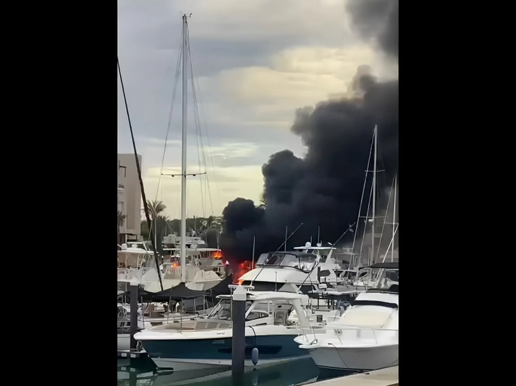 Las autoridades llevan a cabo las investigaciones correspondientes para determinar las causas del incendio, las cuales se dificultan porque una de las dos embarcaciones se fue a fondo. Foto Raymundo León 