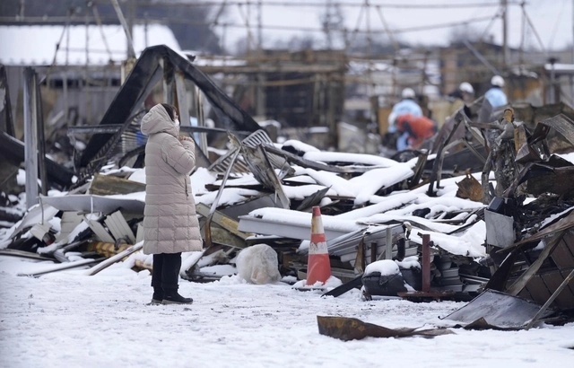 Una semana después de que un fuerte terremoto sacudió la costa occidental de Japón, miles de personas siguen sin agua ni electricidad. Foto Ap