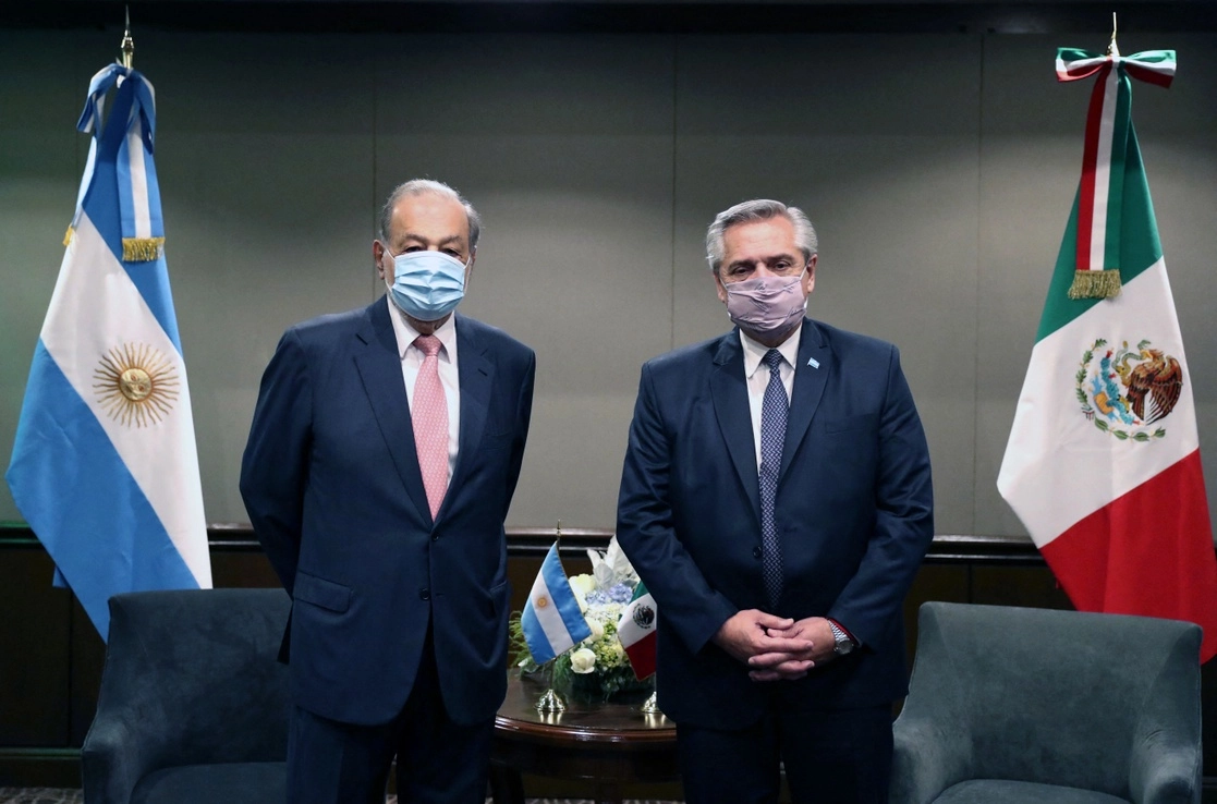 El empresario Carlos Slim Helú se reunió ayer con el presidente de Argentina, Alberto Fernández. Durante el encuentro hablaron sobre el proceso de fabricación de las vacunas de AstraZeneca, en las que participa México junto con el país sudamericano. Foto Presidencia de Argentina vía Afp