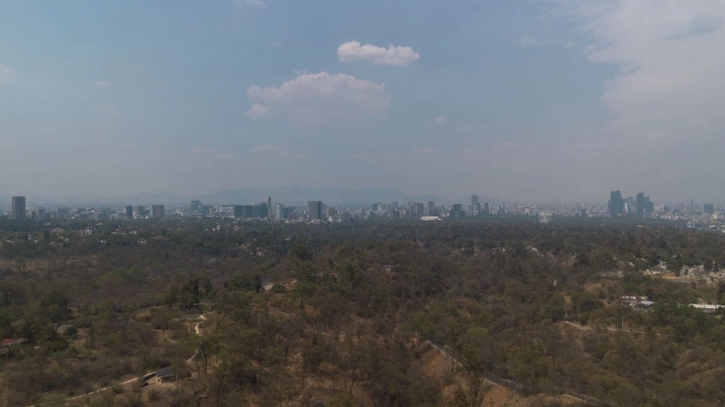 Vista panorámica desde la cuarta sección del Bosque de Chapultepec al centro de la Ciudad de México, el 18 de mayo de 2024. Foto Pablo Ramos