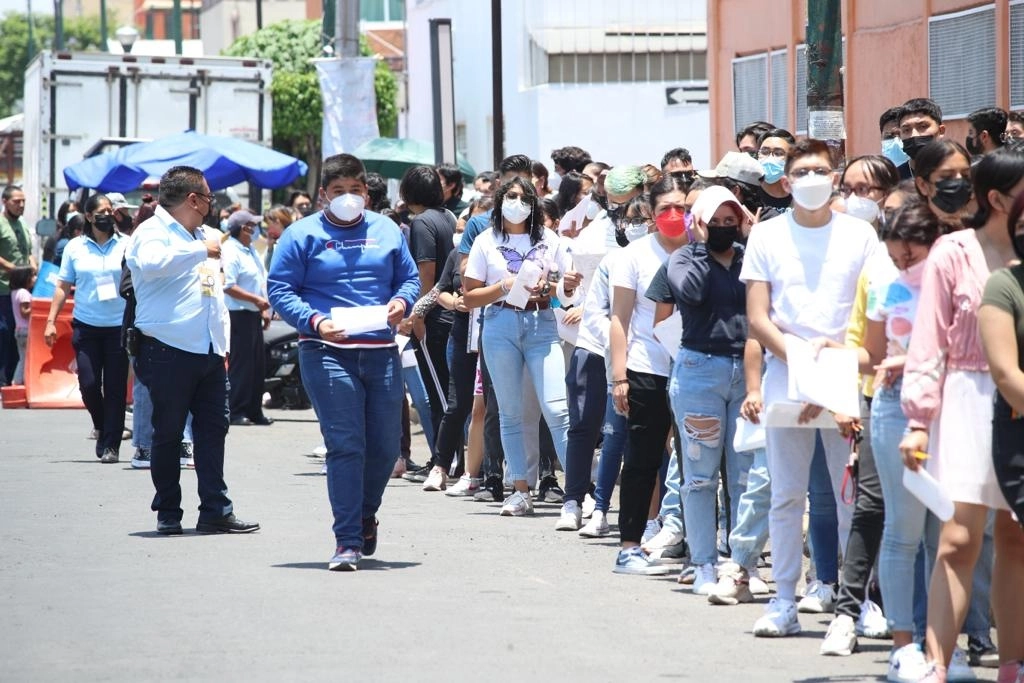 Jóvenes hacen fila para ingresar al examen del Concurso de Selección Ingreso a Licenciatura 2022 de la UNAM, en el Colegio Partenon de la alcaldía Iztacalco, Ciudad de México, el 14 de mayo de 2022. Foto María Luisa Severiano
