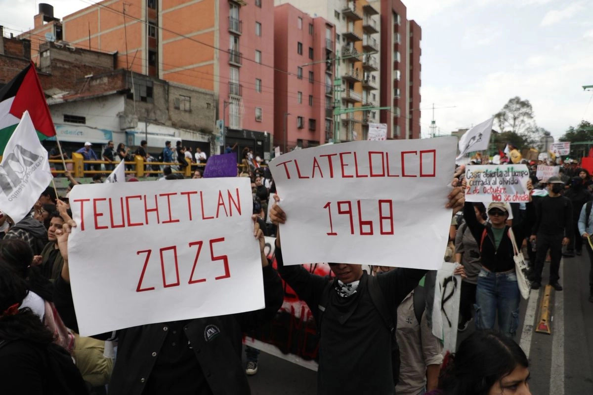 Asistentes a la marcha por el 57 aniversario de la masacre de Tlatelolco. Foto 