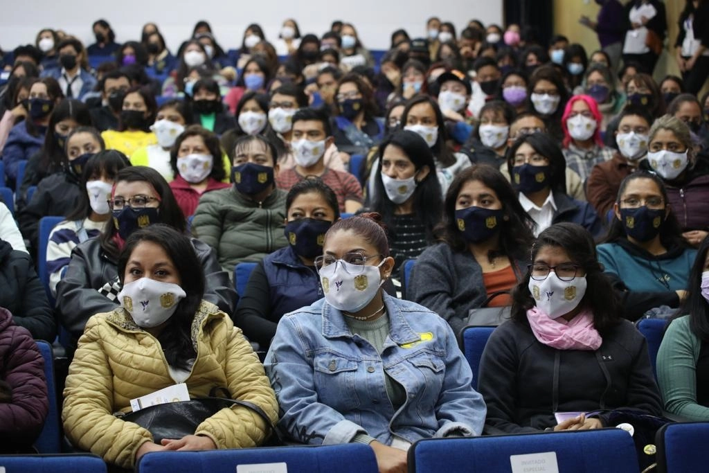Estudiantes asisten a la ceremonia de bienvenida del Sistema Universidad Abierta y Educación a Distancia en el Auditorio Carlos Pérez del Toro, de la Facultad de Contaduría y Administración de la UNAM, en Ciudad Universitaria. Foto María Luisa Severiano