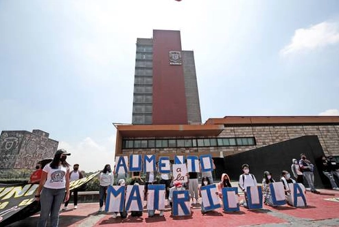 Grupo de aspirantes a la UNAM, durante una manifestación afuera de Rectoría en CU para pedir solución para quienes no resultaron seleccionados. Foto Alfredo Domínguez / archivo 