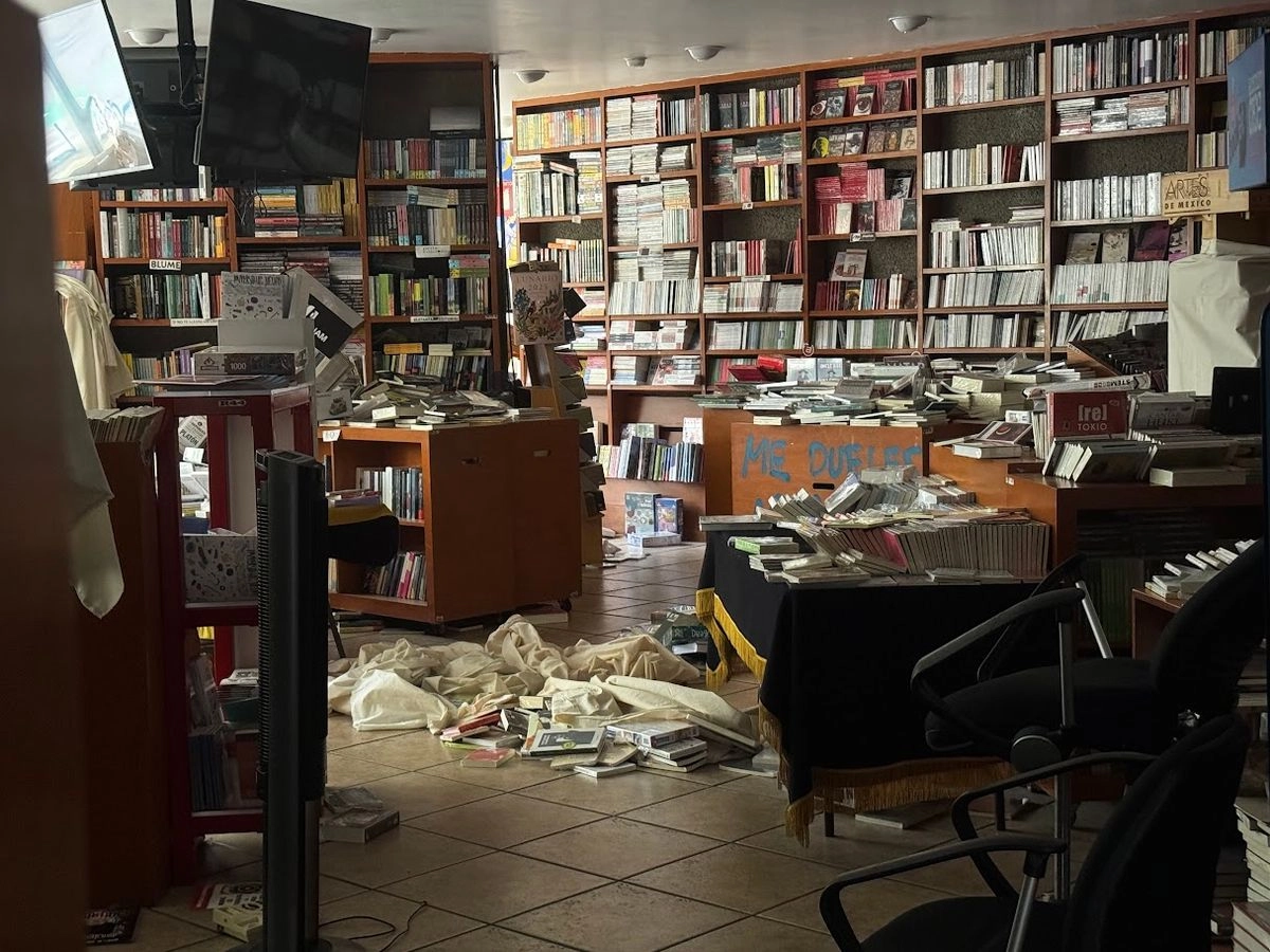A dos días de la irrupción de encapuchados en CU, autoridades hicieron un recorrido en el MUAC y la librería Julio Torri, que seguían acordonados para permitir los trabajos periciales. Foto 