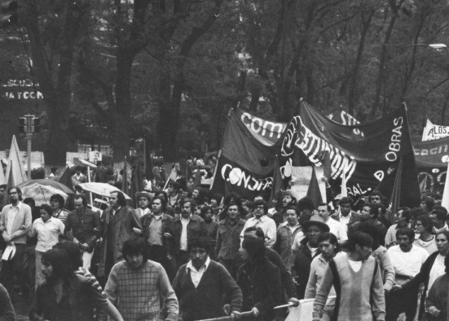 Evaristo Pérez Arreola y Nicolás Olivos Cuéllar, dirigentes del STUNAM, en marchas. Foto AHUNAM-IISUE