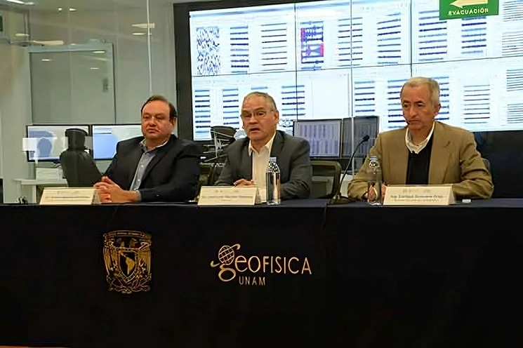 El director del Instituto de Geofísica de la UNAM, José Luis Macías (centro), anunció el inicio de operaciones del Centro Alterno de Monitoreo del SSN, el 7 de septiembre de 2023. Foto tomada del sitio de https://www.dgcs.unam.mx