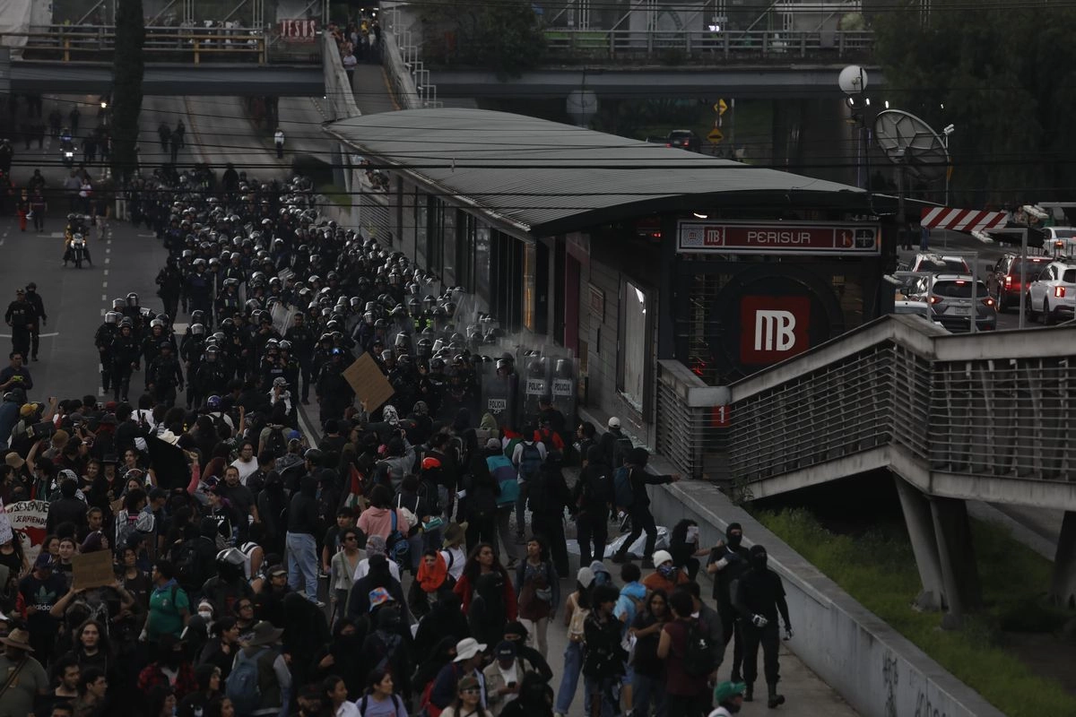 Un contingente de la marcha contra la gentrificación en la CDMX se desvió de la protesta para realizar destrozos en inmuebles de Ciudad  Universitaria. Foto 
