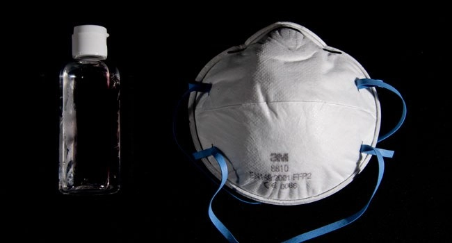Cada kit donado a la UNAM incluirá un par de guantes, una bata, lentes y mascarillas. Foto Afp / Archivo