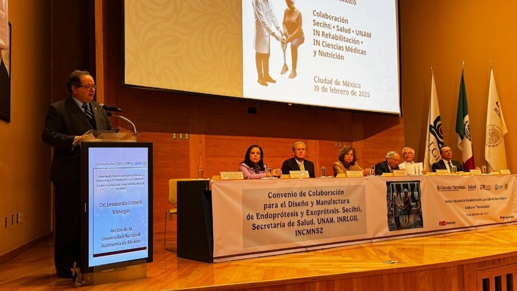El rector de la UNAM, Leonardo Lomelí, durante la firma de convenio con el gobierno federal. Imagen tomada de https://x.com/UNAM_MX