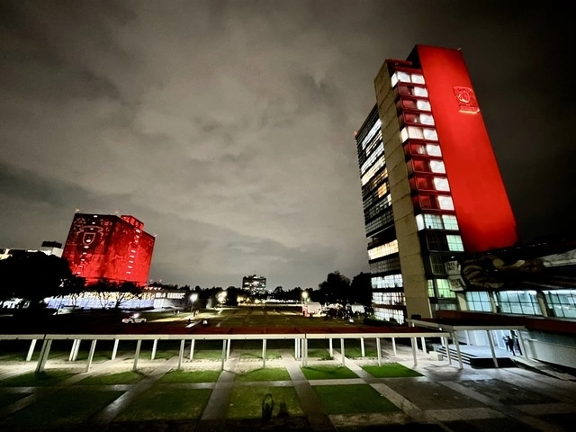 Torre de Rectoría (der) y Biblioteca Central de la UNAM (izq) en imagen de archivo. Foto Luis Castillo 