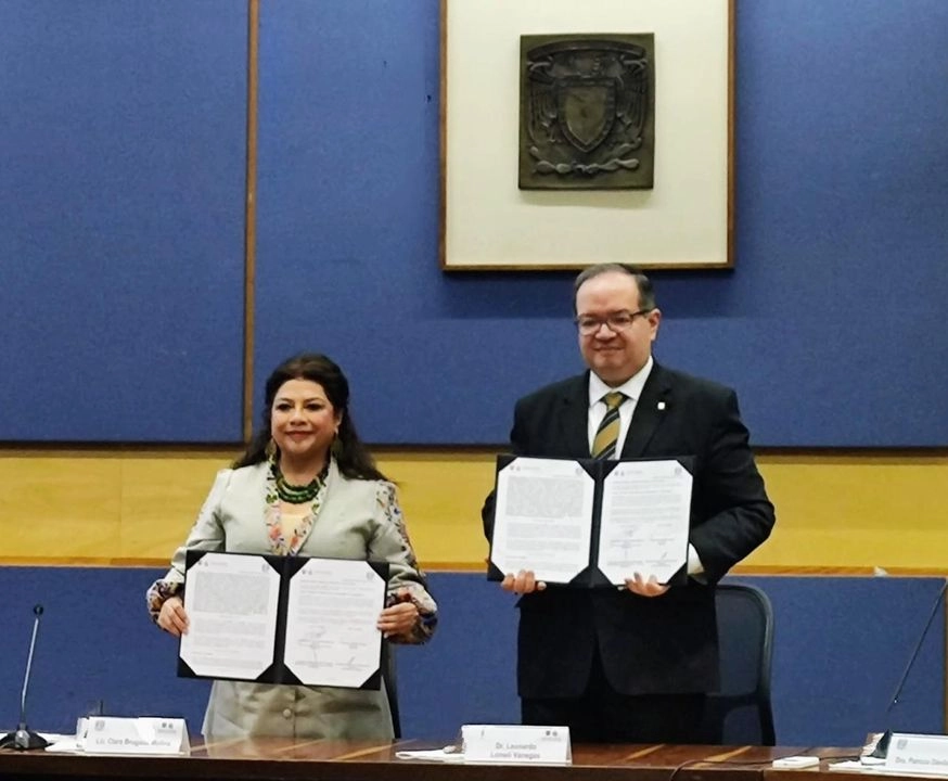 Clara Brugada, jefa de Gobierno capitalino, y Leonardo Lomelí, rector de la UNAM, tras firmar el convenio de colaboración 