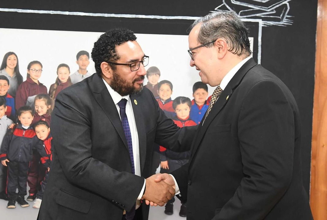 El ministro de Educación de Chile, Nicolás Cataldo Astorga, y el rector de la UNAM, Leonardo Lomelí Vanegas 