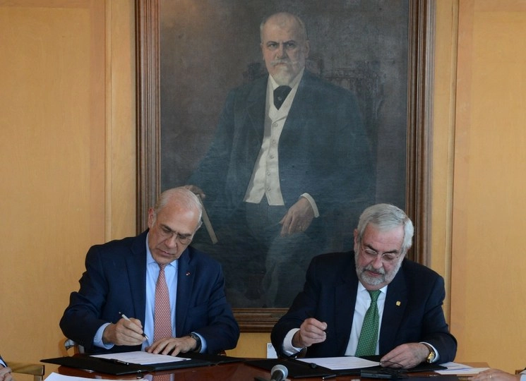 El secretario general de la OCDE, José Angel Gurría, y el rector de la UNAM, Enrique Graue, durante la firma del acuerdo. Foto https://www.dgcs.unam.mx/boletin/