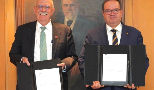 El secretario de Agricultura y Desarrollo Rural, Julio Berdegué (izq) junto con el rector de la UNAM, Leonardo Lomelí (der) tras la firma del convenio. Foto 