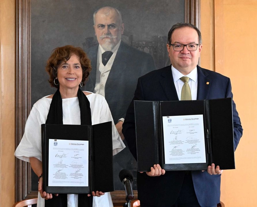 El rector de la UNAM, Leonardo Lomelí Vanegas, y la titular de Secihti, Rosaura Ruiz Gutiérrez durante la firma del convenio. Foto 