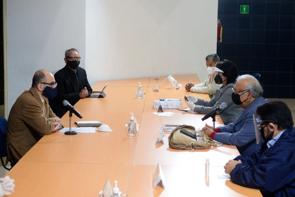 El secretario Administrativo de la UNAM, Luis Álvarez Icaza Longoria, (izquierda) y el secretario general del STUNAM, Agustín Rodríguez Fuentes, al instalar la mesa de negociación. Foto tomada del sitio https://www.dgcs.unam.mx/boletin/bdboletin/multimedia/WAV200703/782(2).jpg