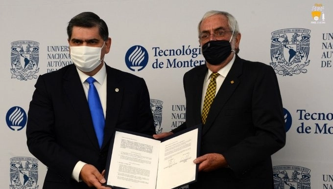 La firma del convenio fue encabezada por los rectores de la UNAM, Enrique Graue (der) y del Tec de Monterrey, David Garza (izq). Foto Cortesía UNAM
