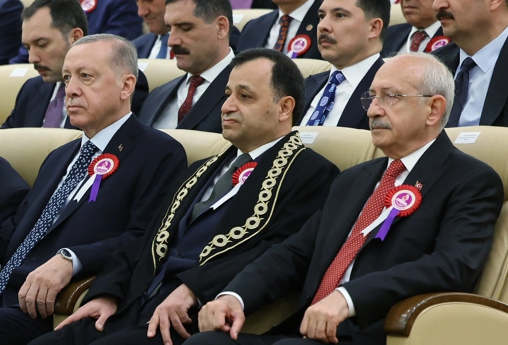 El operativo, que tuvo lugar a tres semanas de elecciones presidenciales y legislativas, se realizó en 21 provincias. En la imagen, el mandatario turco, Recep Tayyip Erdogan, y el candidato presidencial Kemal Kilicdaroglu, en Ankara, el 25 de abril de 2023. Foto Afp 