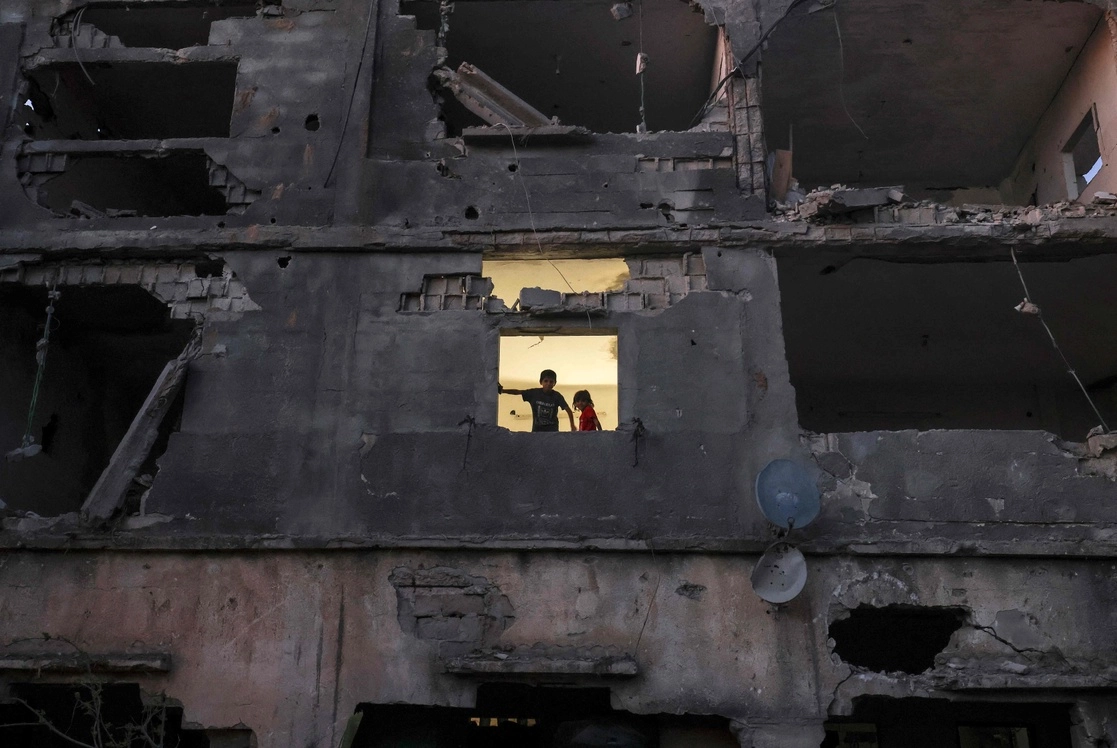 Niños palestinos en su hogar, que fue destruido por los recientes bombardeos israelíes, el 1 de junio de 2021. Foto Afp 