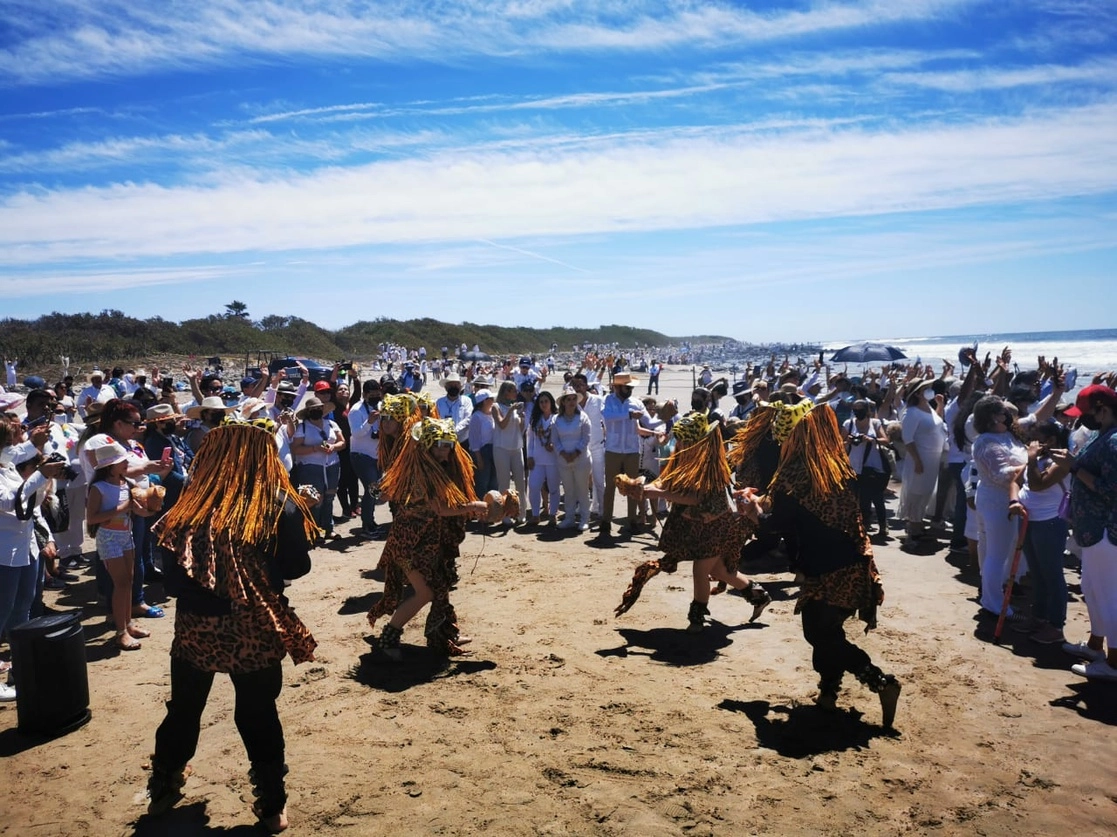 Unas cinco mil personas se congregaron en la zona arqueológica de Las Labradas, ubicada en San Ignacio, Sinaloa, para recibir el equinoccio de primavera. Foto Irene Sánchez