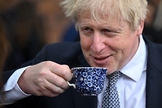 El primer ministro Boris Johnson, hoy en Trent, Inglaterra. Foto Ap