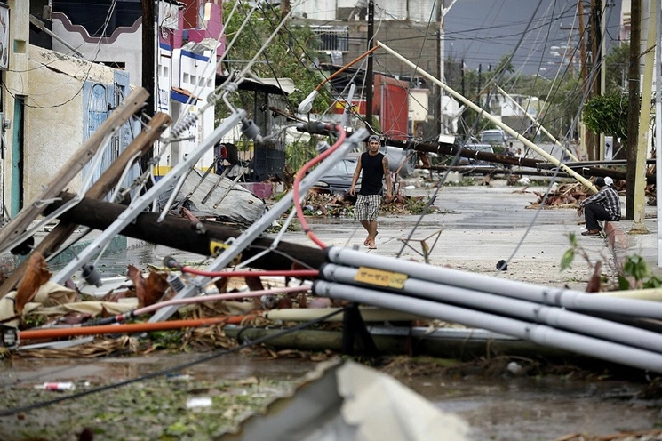 Un hombre recorre las calles destruidas de Los Cabos, tras el paso del huracán ‘Odile’ en Baja California Sur. Foto Ap / Archivo